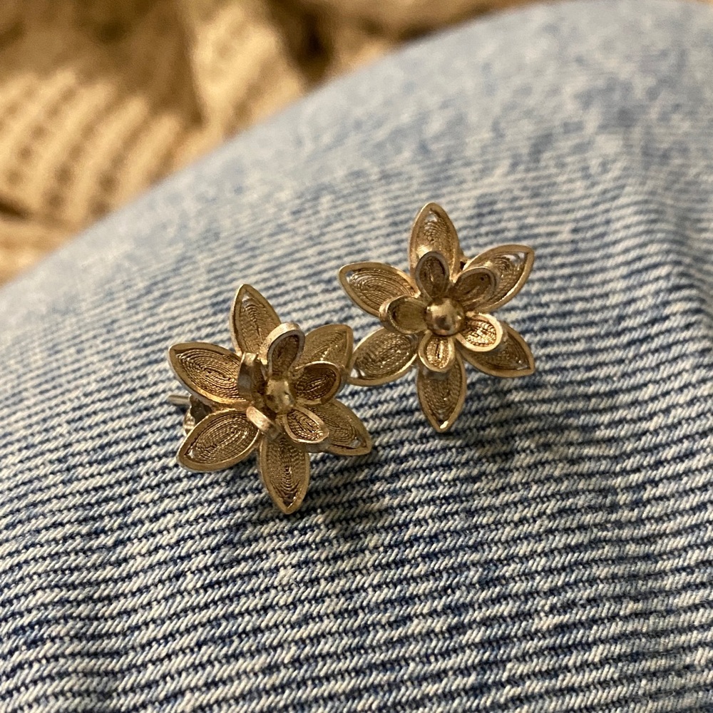 Chic Floral Silver Earrings